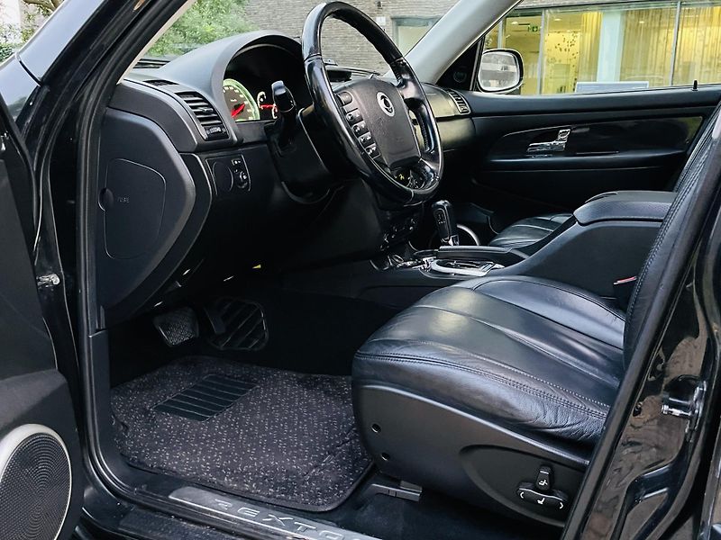 SsangYong Rexton 2.7XDi 4x4 AUT VÝHŘEV KAMERA - fotka 26 z 43
