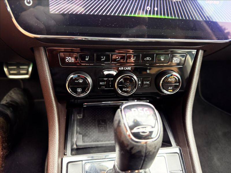 Škoda Superb 2,0 TDi Laurin & Klement - fotka 15 z 54