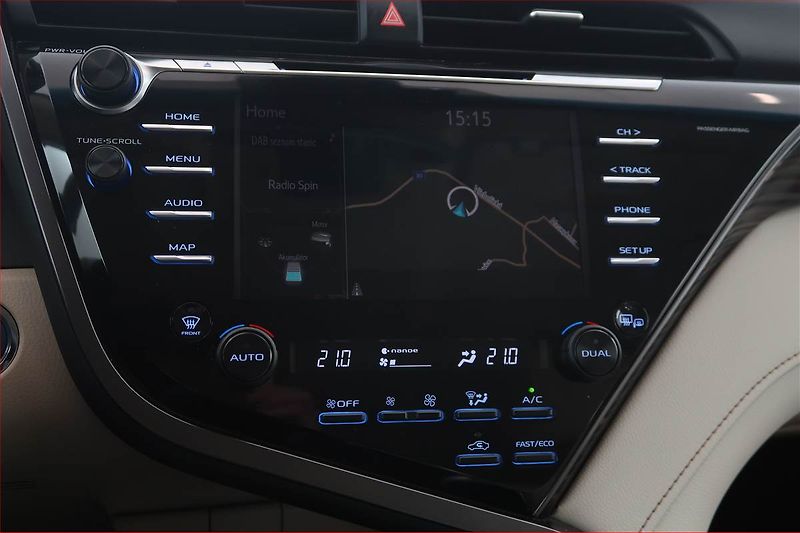 Toyota Camry (2021) 2.5 Hybrid - fotka 12 z 19