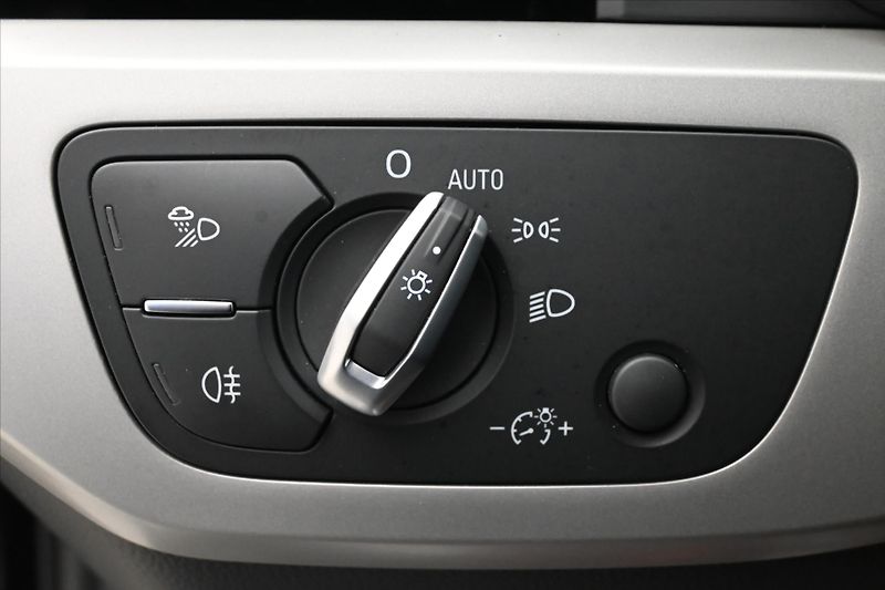 Audi A4 2,0 40TDI 150kW S-Tronic Záruk - fotka 27 z 32