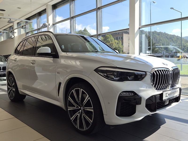 BMW X5 xDrive40i - fotka 3 z 33