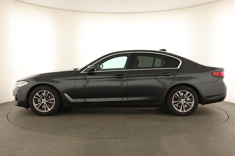 BMW Řada 5 (2020) M Sport 530d xDrive - fotka 3 z 17
