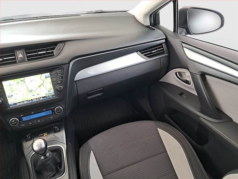 Toyota Avensis (2017) 2.0 D-4D, Navi, Tempomat - fotka 8 z 17