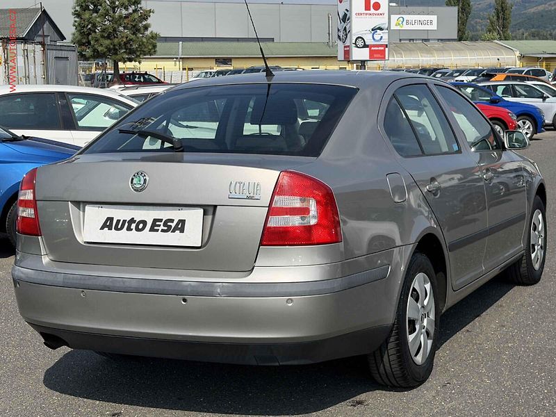 Škoda Octavia (2007) 1.6i, AC, el. výbava - fotka 4 z 16