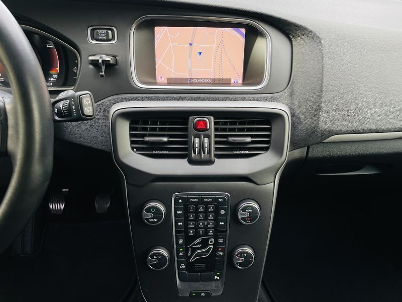 Volvo V40 2.0i MANUÁL KAMERA SERVISKA - fotka 38 z 45