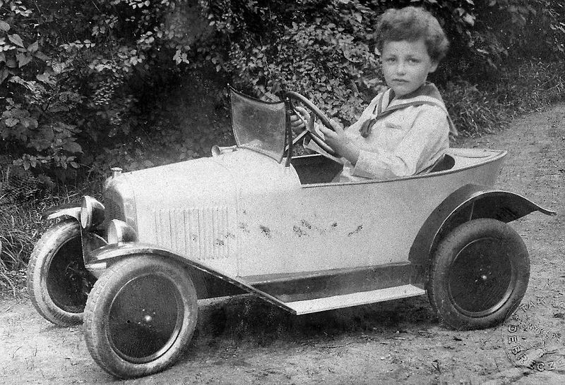 Šlapací autíčko. V minulosti a snad i v současnosti sen každého malého kluka.