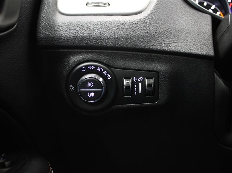 Jeep Compass 1,6 MultiJet 88kW VÝPRODEJ! - fotka 15 z 18