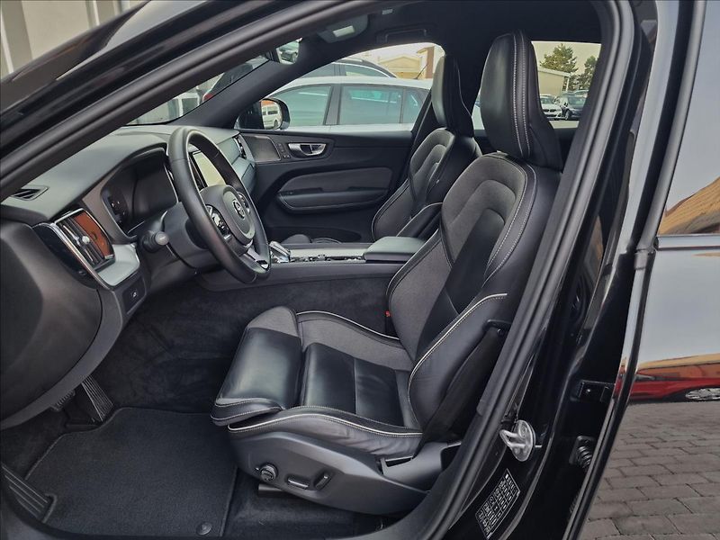 Volvo XC60 B5 184kW Plus Dark Auto,1.Maj - fotka 19 z 50