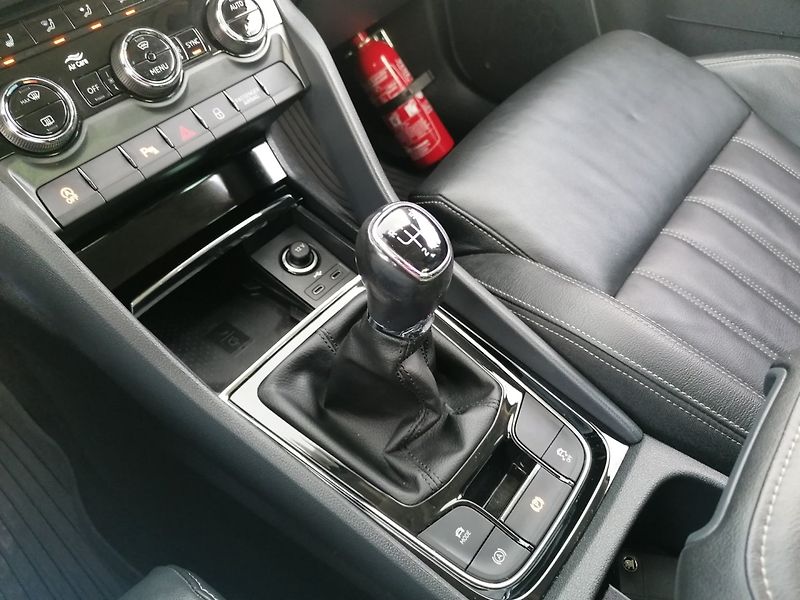 Škoda Karoq (2020) 1.6 TDi Style,Velká Výbava - fotka 12 z 41