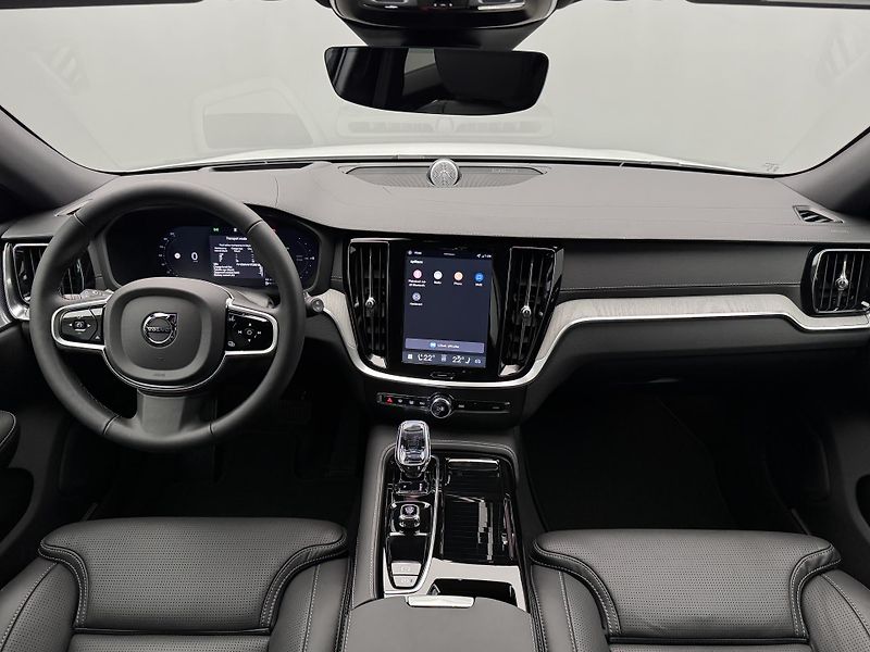 Volvo V60 (2026) T6 AWD Plug-in DARK ULTRA - fotka 2 z 24