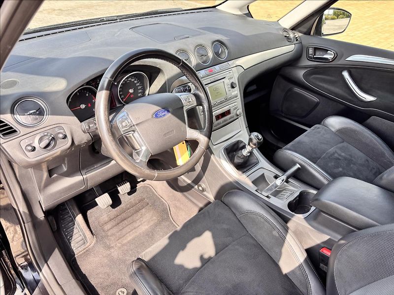 Ford S-MAX 2,0 TDCi 103kW Titanium 7 MÍST - fotka 16 z 24