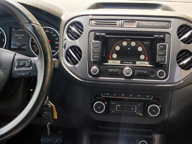 Volkswagen Tiguan 2,0 TDi DSG 4motion SERV.KNÍŽK - fotka 31 z 41