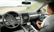 Pro spolujezdce to musí být zvláštní pocit, ale statistika mluví jasně - lidská chyba je pravděpodobnější než selhání techniky.