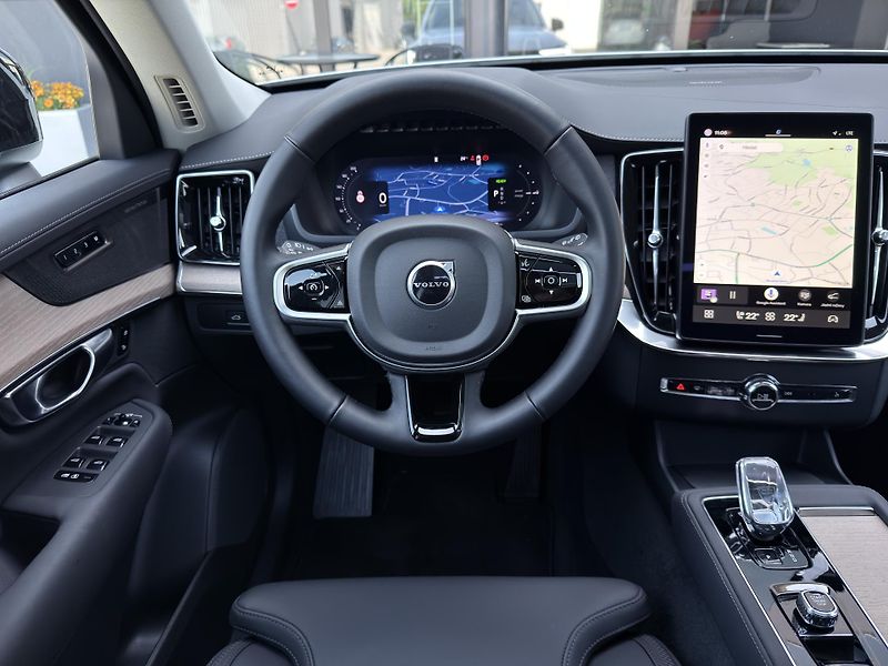 Volvo XC90 T8 AWD // PLUS DARK// PANORAMA - fotka 22 z 53