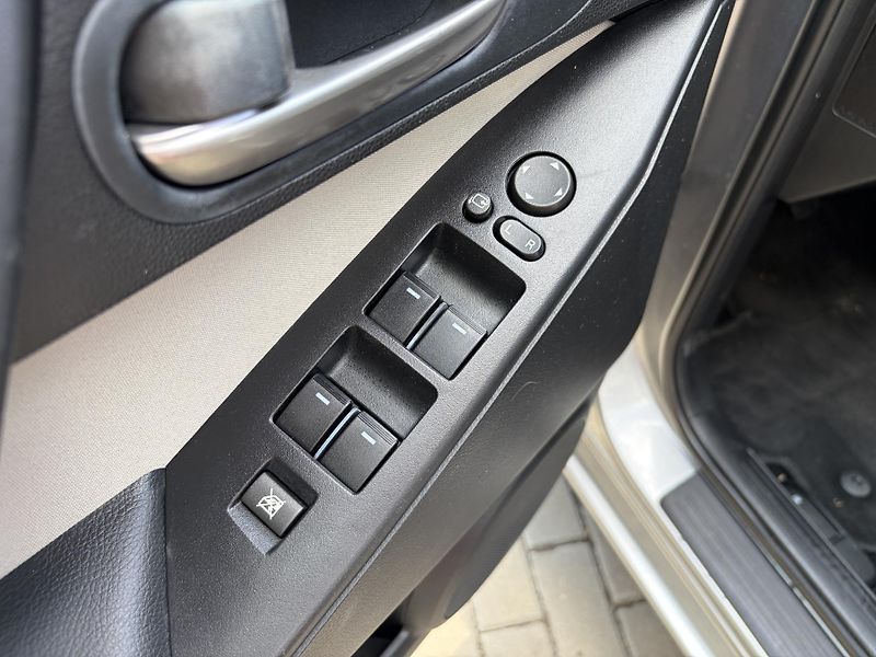 Mazda 3 1.6 TX Navi - fotka 26 z 30