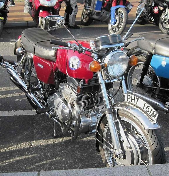 Motocykl Ariel Square Four je považován za Aston Martin mezi jednostopými vozidly. Na snímku je stroj z roku 1953.