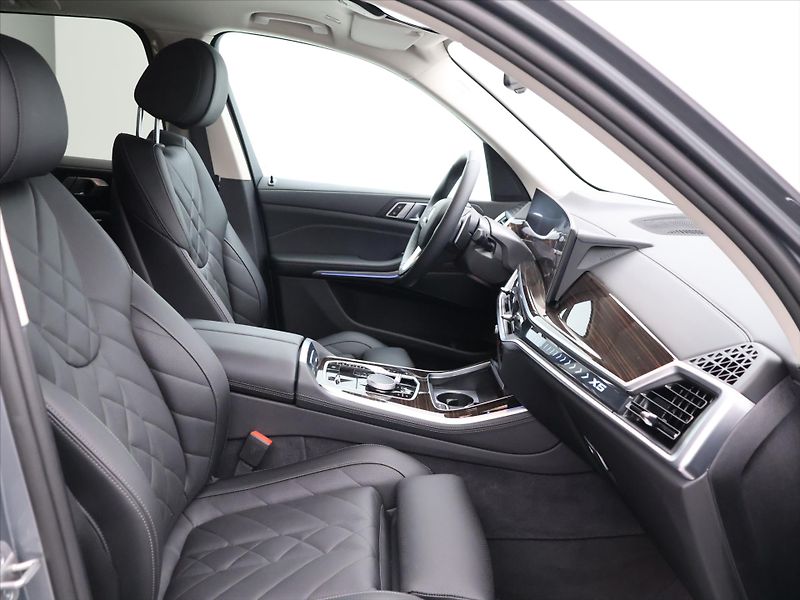 BMW X5 3,0 50e xDrive 230kW CZ DPH - fotka 13 z 38