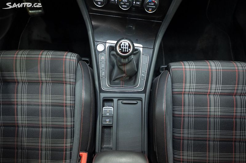 Volkswagen Golf (2016) GTI Performance 2.0 169 kW - fotka 16 z 35