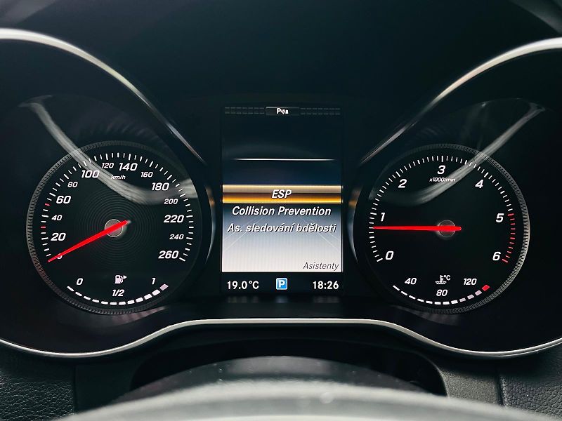 Mercedes-Benz Třídy C 220D MANUÁL VÝHŘEV SENZORY LED - fotka 45 z 52
