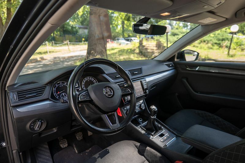 Škoda Superb 1.4 TSI Smartlink DAB PDC - fotka 11 z 28