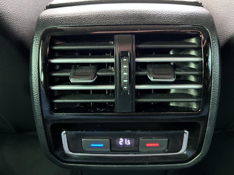 Volkswagen Passat 1.4TSi 110kw DSG NAVI KAMERA - fotka 25 z 45