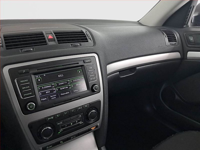 Škoda Octavia (2012) Elegance 1.4 TSI, Tempomat - fotka 12 z 19