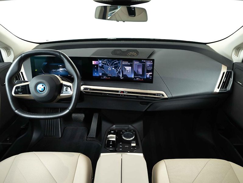 BMW iX xDrive50 - fotka 12 z 22