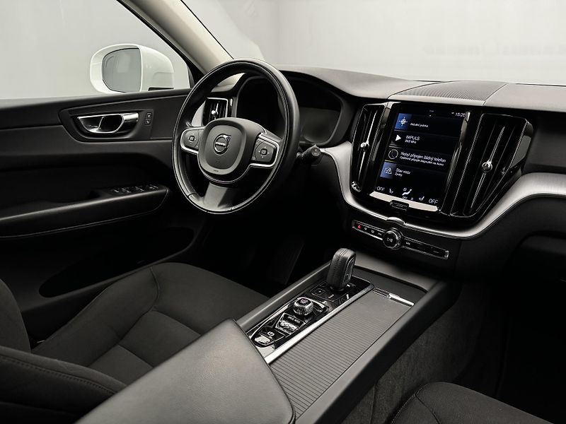 Volvo XC60 B4 AWD MOMENTUM AUT REZERVACE - fotka 25 z 45