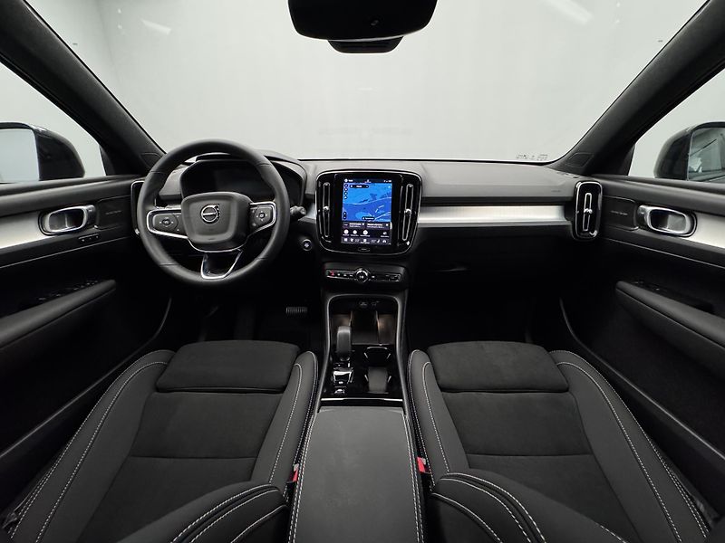 Volvo XC40 B4 DARK ULTRA REZERVACE - fotka 2 z 48