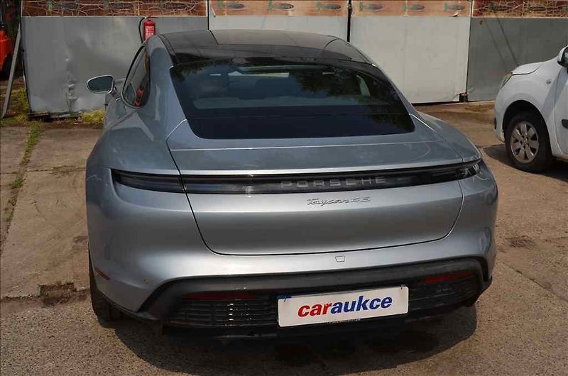 Porsche Taycan 4S - fotka 12 z 16