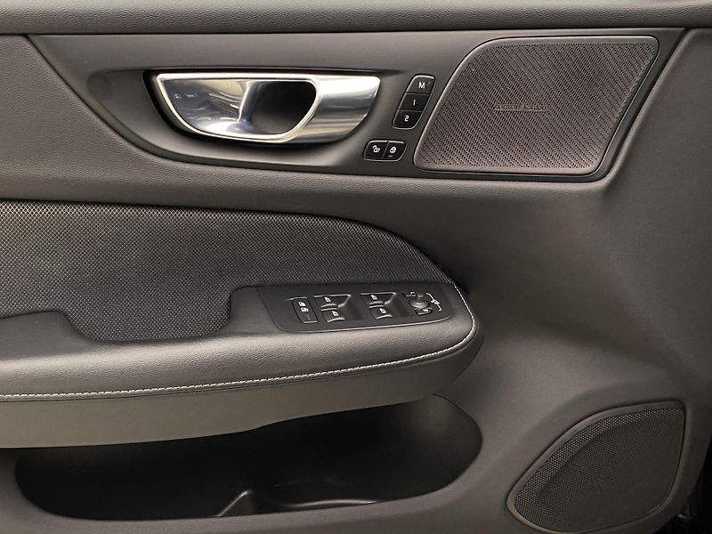 Volvo V60 T8 AWD RECHARGE R-DESIGN AUT - fotka 27 z 52