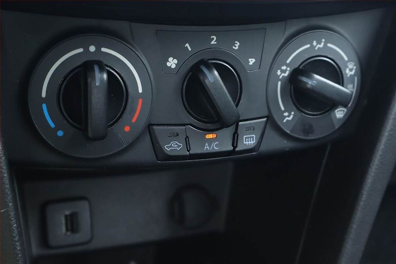 Suzuki Swift (2015) 1.2, Tempomat, Park. senzory - fotka 13 z 17