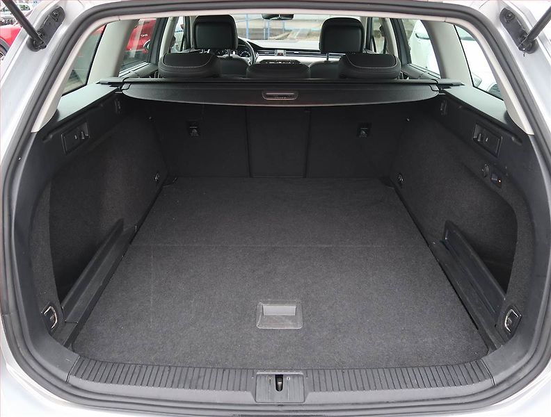 Volkswagen Passat (2021) 2.0 TDI, Automat, Kůže, Navi - fotka 14 z 20