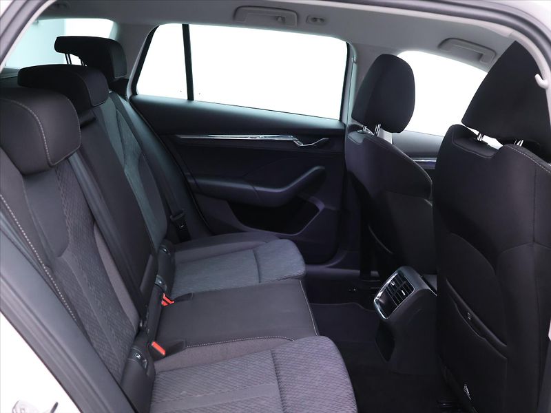 Škoda Octavia 2,0 TDI DSG Style Matrix DPH - fotka 13 z 34
