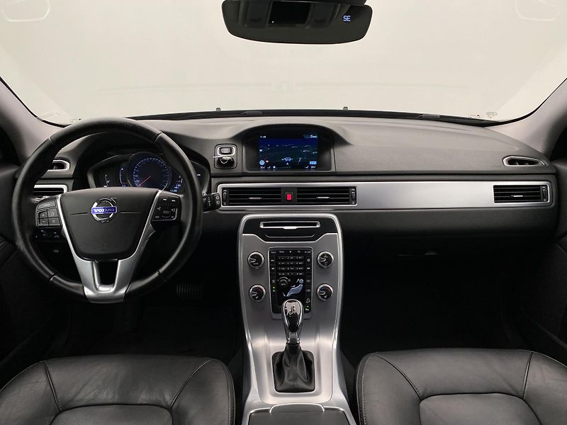 Volvo XC70 D4 AWD SUMMUM AUT CZ - fotka 2 z 39