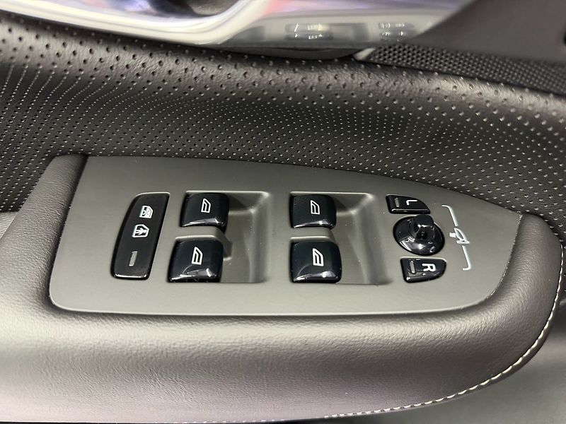 Volvo XC90 B5 AWD R-DESIGN, H&K, EL. TAŽN - fotka 27 z 32