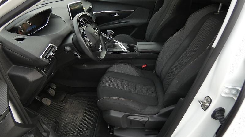 Peugeot 5008 1.2 PureTech Active 7 míst - fotka 18 z 24