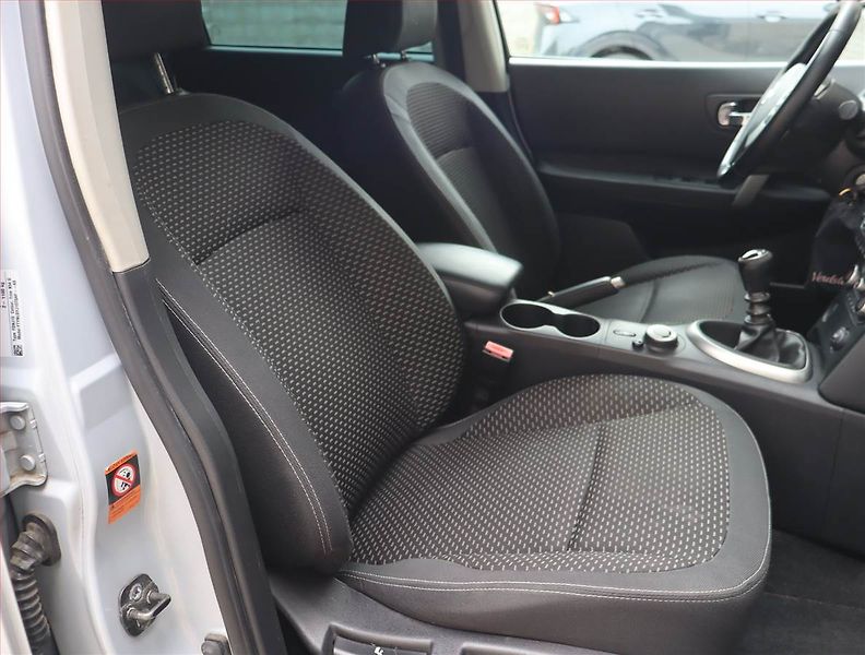 Nissan Qashqai (2009) 2.0 dCi, 4X4, Tempomat - fotka 9 z 14
