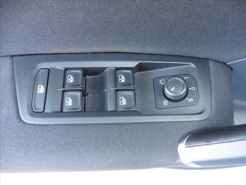 Volkswagen Touran 1,5 TSi Highline Navi - fotka 18 z 18