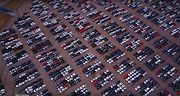 Odložené Volkswageny na zavřeném stadionu Pontiac Silverdome.
