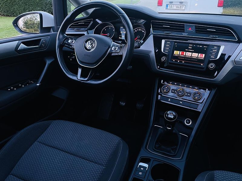 Volkswagen Touran 1.6TDI MANUÁL SERVISKA TAŽNÉ - fotka 23 z 44