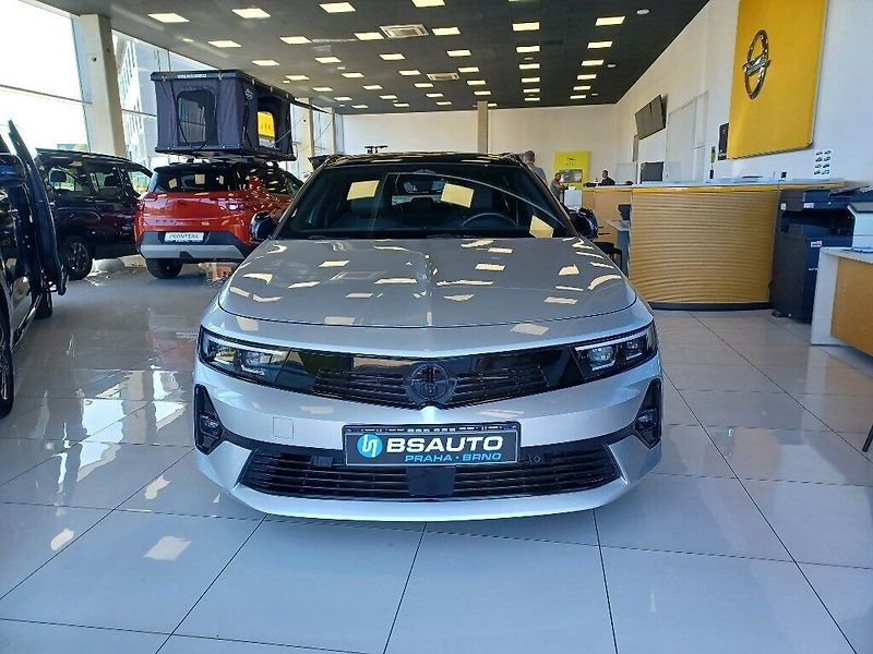 Opel Astra GS 1,2 Turbo AT8 - fotka 2 z 23
