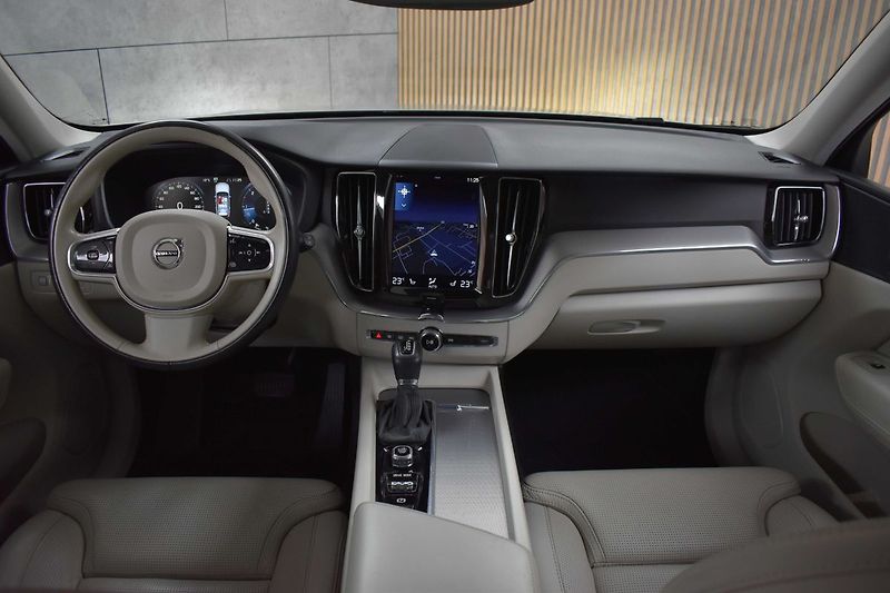 Volvo XC60 D5 AWD INSCRIPTION DPH*ČR 1.M* - fotka 7 z 44