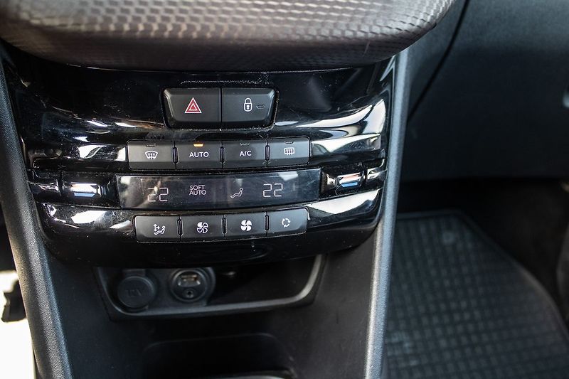 Peugeot 2008 1.2 PureTech - fotka 14 z 17