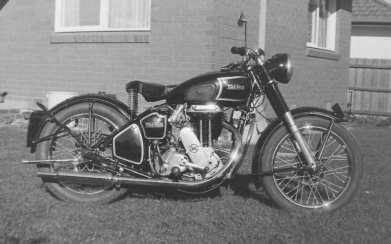 Holandský poštovní sbor vybavený motocykly Matchless.