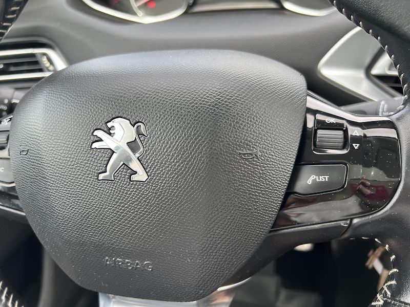 Peugeot 308 1.6HDi NAVI KLIMA TAŽNÉ ALU - fotka 17 z 45