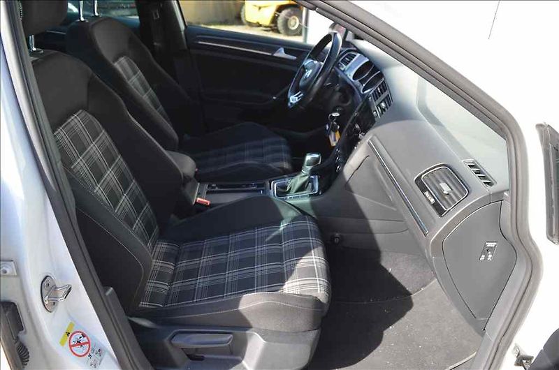 Volkswagen Golf (2018) KOMBI 2,0 TDI - fotka 14 z 17