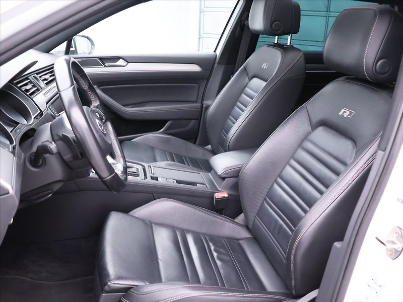 Volkswagen Passat 2,0 TSI 206kW R-line Highline - fotka 12 z 45
