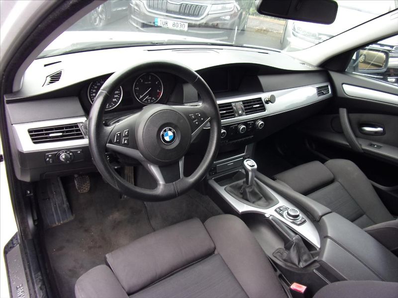BMW Řada 5 3,0 525d xDrive Touring - fotka 15 z 23