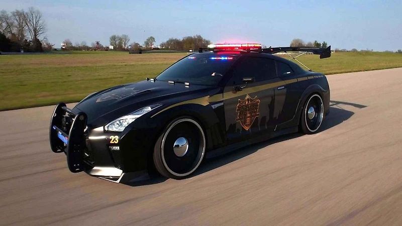 Nissan GT-R upravený podle policejních aut.